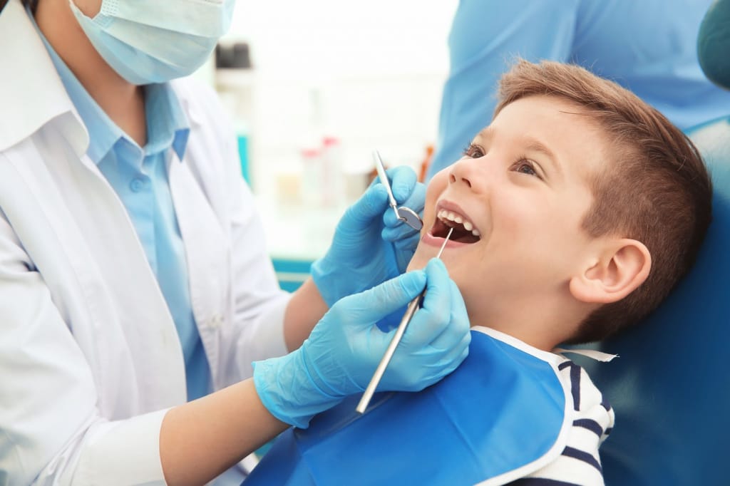 лечить зубы детям